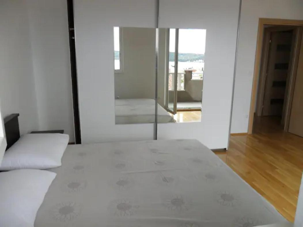 Apartment Mia - Spacious Apartment On 85 M2 With Beautiful Sea View Trogir Buitenkant foto