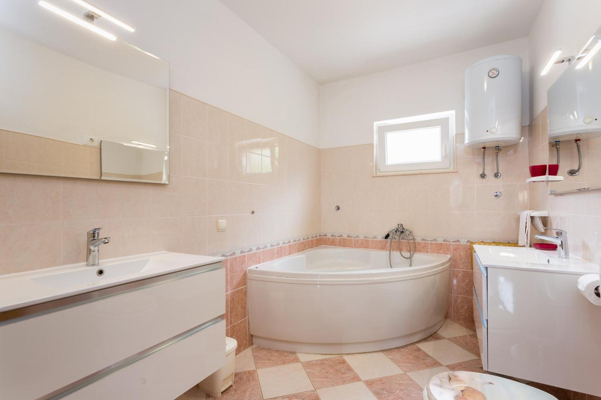Apartment Mia - Spacious Apartment On 85 M2 With Beautiful Sea View Trogir Buitenkant foto